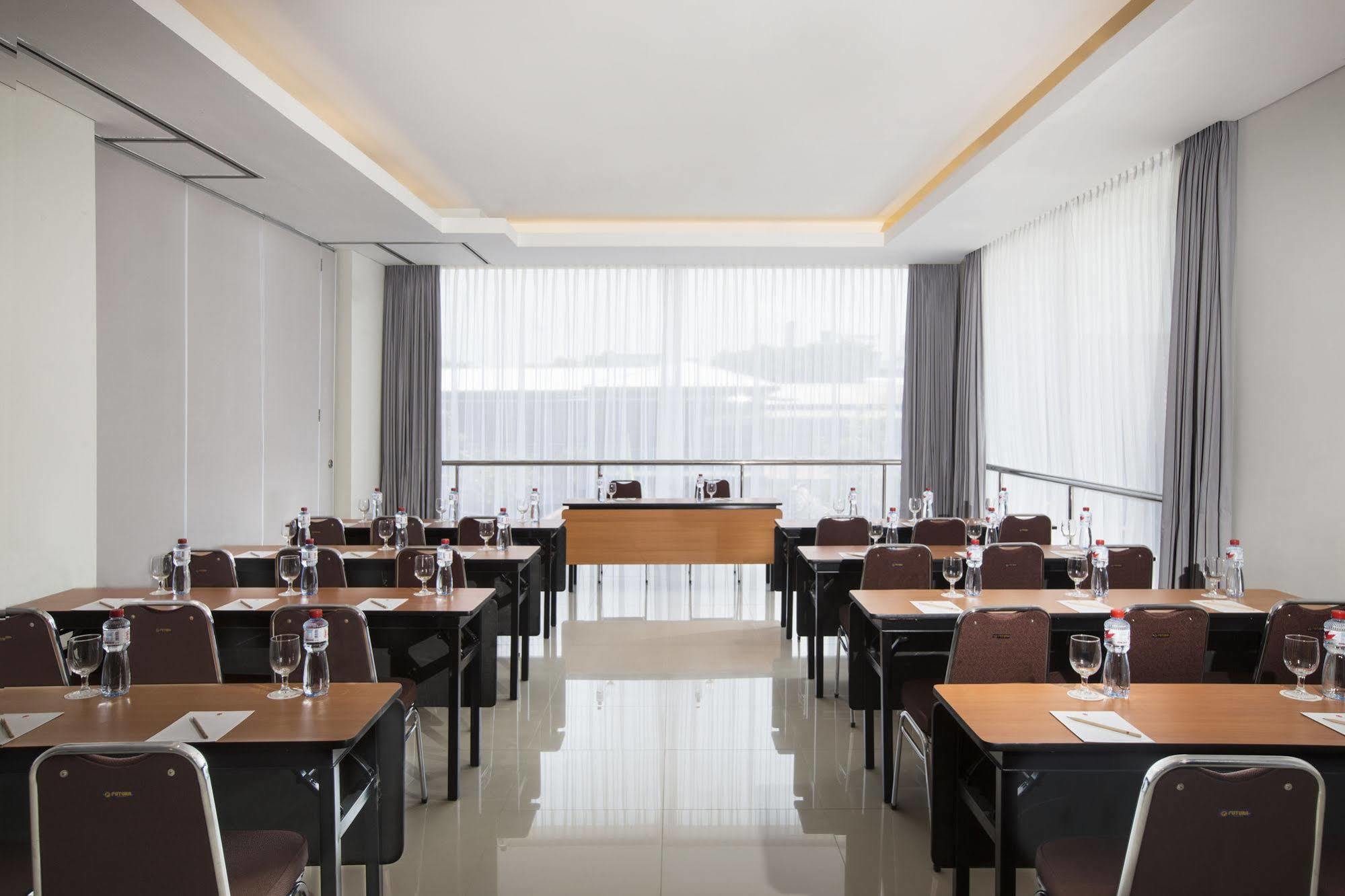 Amaris Hotel Мадіун Екстер'єр фото